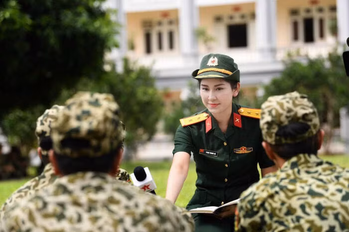 Tac nghiep vung lu, nu phong vien 'lot mat xanh' dan mang-Hinh-6