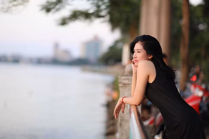 Tac nghiep vung lu, nu phong vien 'lot mat xanh' dan mang-Hinh-7