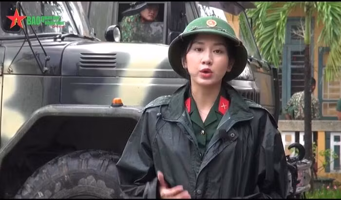 Tac nghiep vung lu, nu phong vien 'lot mat xanh' dan mang-Hinh-4