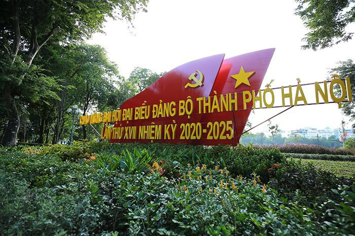 Một pano khẩu hiệu lớn chào mừng Đại hội đại biểu lần thứ XVII Đảng bộ thành phố Hà Nội đặt tại vườn hoa bên hồ Hoàn Kiếm.