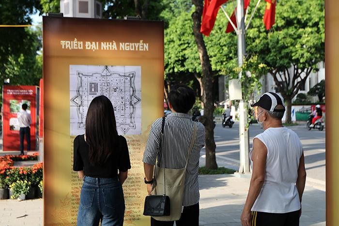 Hình ảnh và các hình khối với nhiều thông tin lịch sử 1010 Thăng Long - Hà Nội được dựng bên hồ Gươm.