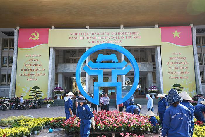 Khu vực Cung văn hóa hữu nghị Việt - Xô được trang trí hoa, cây cảnh đẹp mắt.