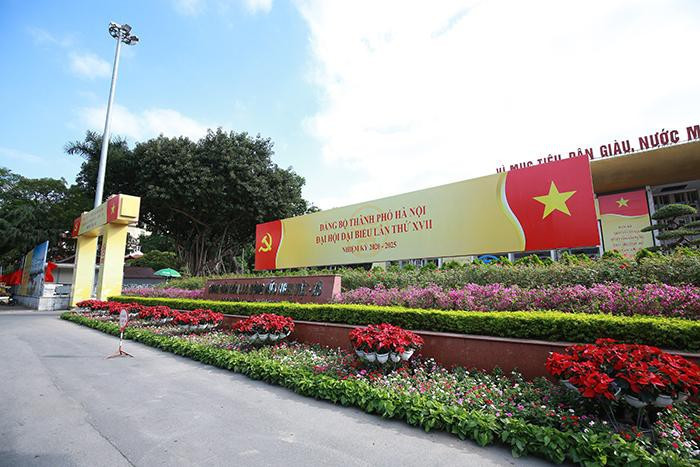 Dọc theo các tuyến phố được trang hoàng băng rôn, khẩu hiệu rực rỡ.