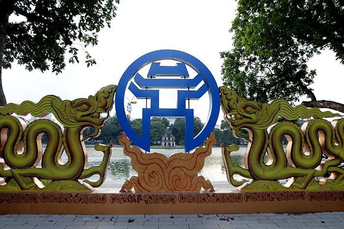 Đôi rồng thời Lý bên tháp rùa ở hồ Hoàn Kiếm.