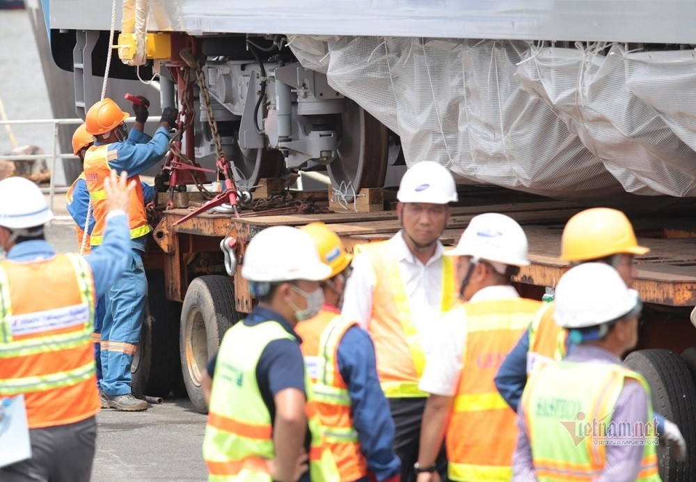 Cận cảnh dàn xe 'siêu trường, siêu trọng' chở tàu metro số 1 ảnh 9