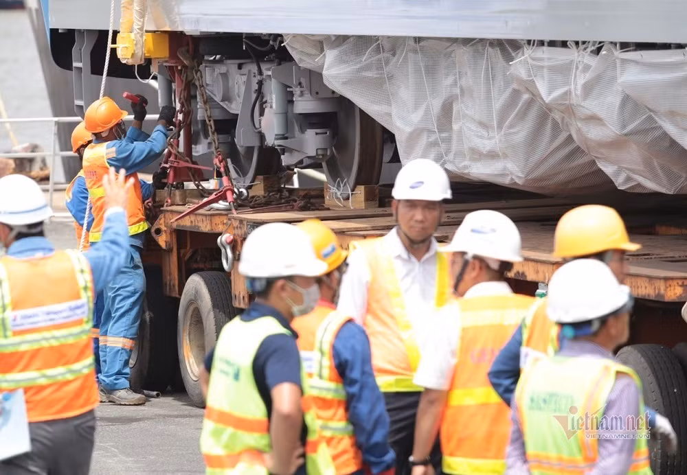 Cận cảnh dàn xe 'siêu trường, siêu trọng' chở tàu metro số 1 ảnh 9