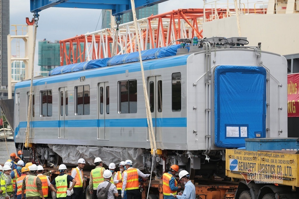 Cận cảnh dàn xe 'siêu trường, siêu trọng' chở tàu metro số 1 ảnh 11