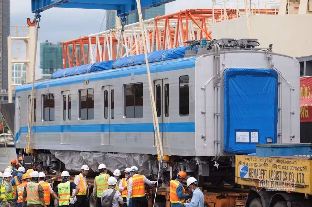 Cận cảnh dàn xe 'siêu trường, siêu trọng' chở tàu metro số 1 ảnh 11