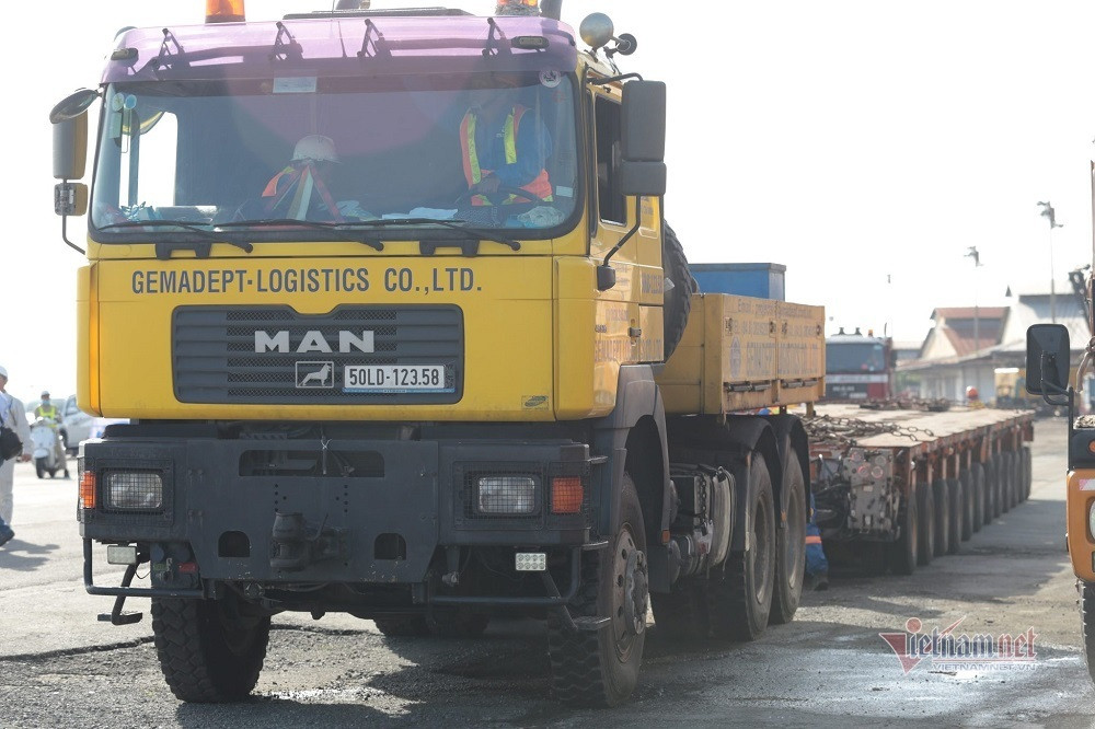 Cận cảnh dàn xe 'siêu trường, siêu trọng' chở tàu metro số 1 ảnh 3