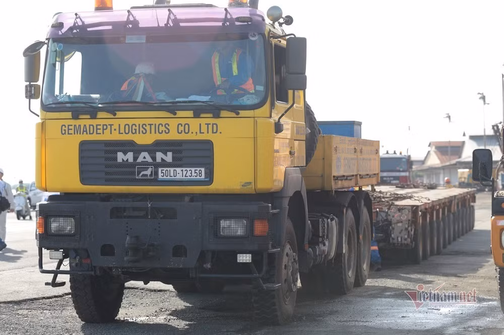 Cận cảnh dàn xe 'siêu trường, siêu trọng' chở tàu metro số 1 ảnh 3