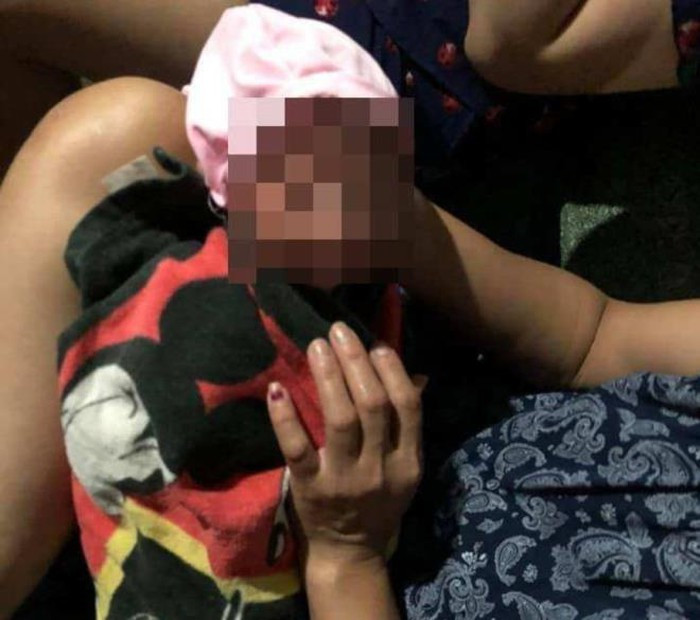 Xot xa be so sinh con nguyen day ron bi bo roi trong thung carton