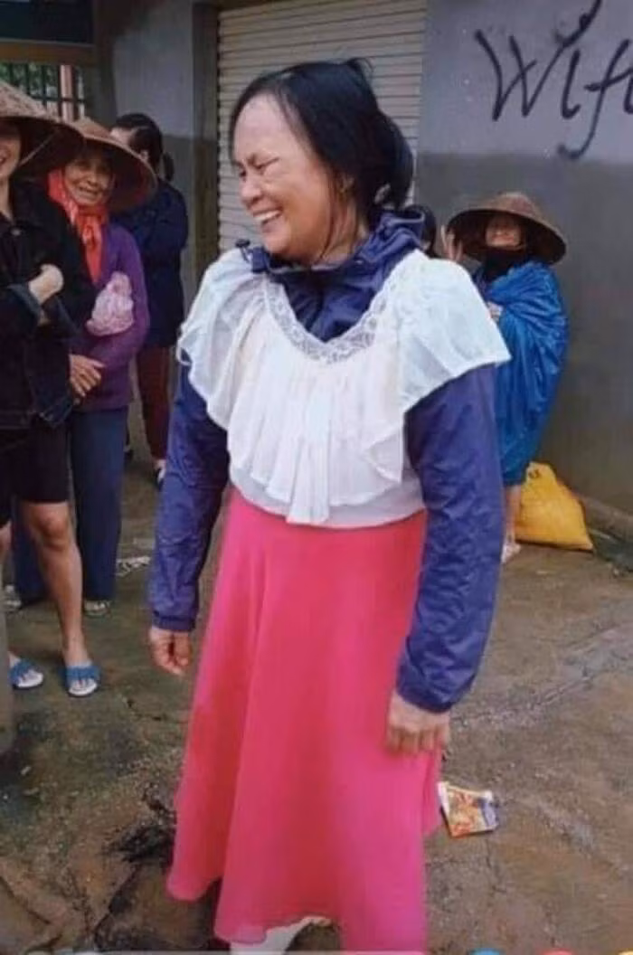 Ngao ngan voi loat quan ao cu tang ba con vung lu-Hinh-6