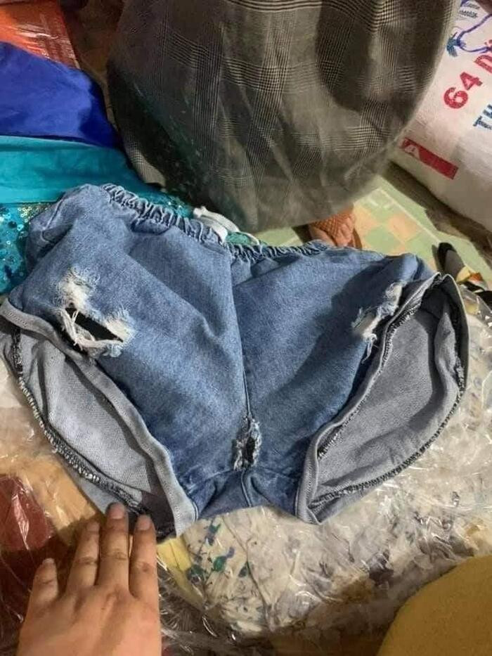 Ngao ngan voi loat quan ao cu tang ba con vung lu-Hinh-4