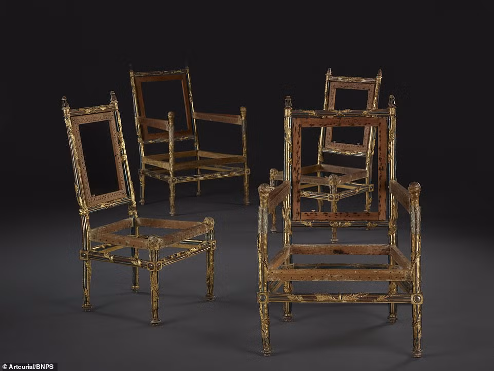 Bi mat 4 chiec ghe go cu ki la lung co gia gan 30 ty