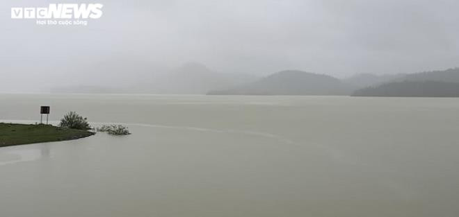 Nuoc lu ao at do ve, ho Ke Go len phuong an xa lu