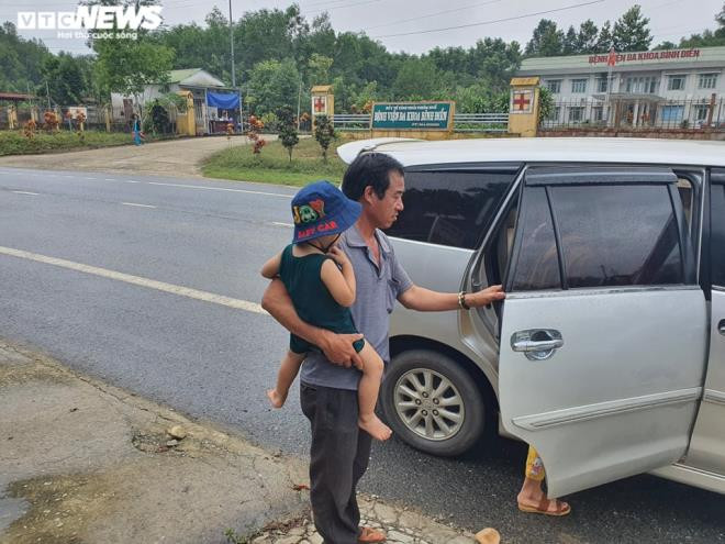 Om chau noi moi sinh, do mat cho tin con trai mat tich o Rao Trang-Hinh-2