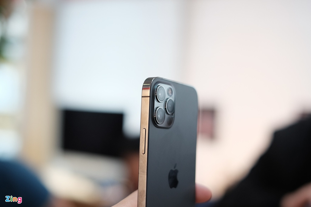 Nhìn chung, thiết kế mới khiến iPhone 12 Pro trông ấn tượng và độc đáo hơn, đồng thời giúp máy mỏng hơn đôi chút so với iPhone 11 Pro (7,4 mm so với 8,1 mm). Dù màn hình còn lớn hơn thế hệ tiền nhiệm, kích thước máy vẫn ở mức nhỏ gọn, máy nhẹ nên cảm giác cầm thoải mái.