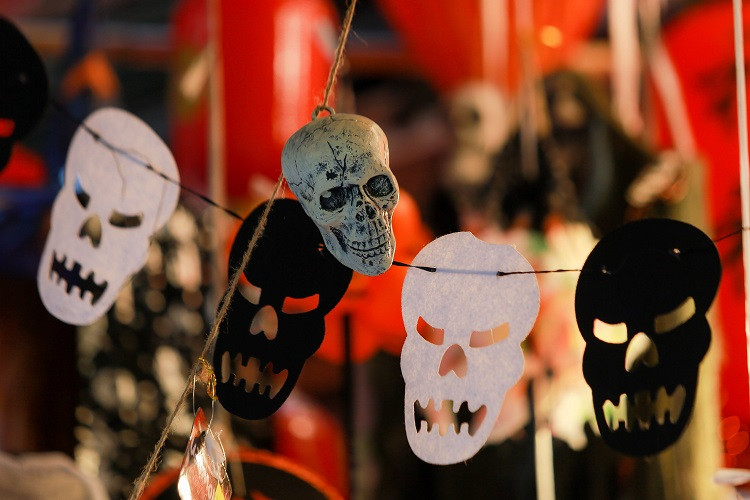 Đồ chơi ma quỷ rùng rợn, giá tiền triệu vẫn hút khách mua - Hình 4 Do choi ma quy rung ron, gia tien trieu van hut khach mua-Hinh-4