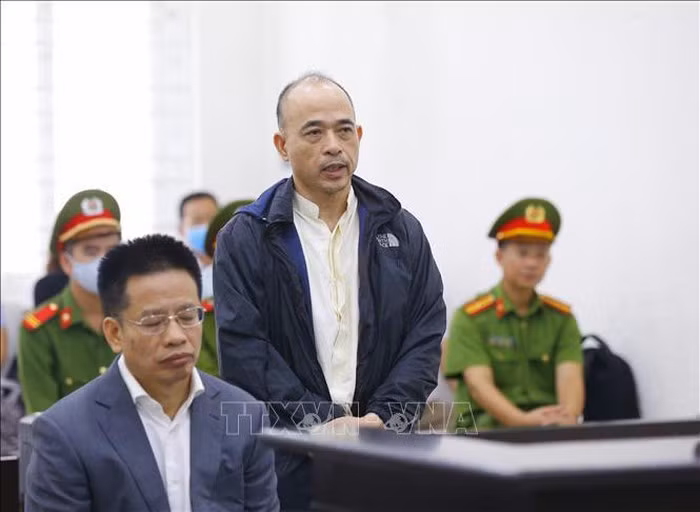 Phat tu 2 bi cao trong vu lam dung chuc vu, quyen han tai PVOil