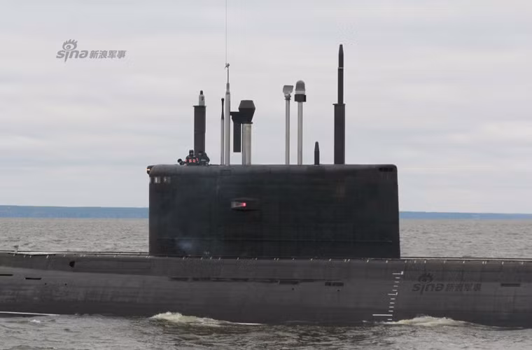 Các hệ thống anten, radar, kính tiềm vọng lại được mở ra trên đỉnh thượng tầng.