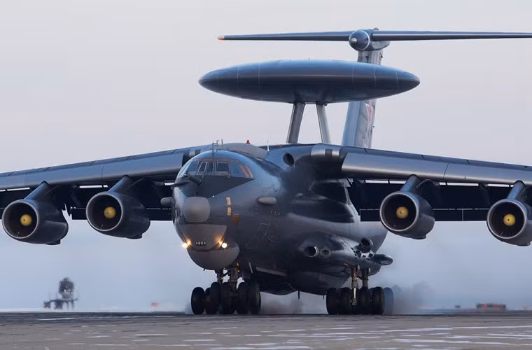 Hệ thống radar cảnh giới và dẫn đường bay Shmel-M có khả năng phát hiện mục tiêu trên không cách đến 643km, 297km với mục tiêu trên bộ. Nó có thể theo dõi đồng thời đến 300 mục tiêu, dẫn đường cho 12 tiêm kích thực hiện đánh chặn.