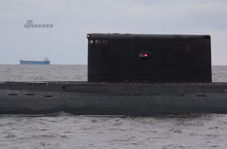 Trong ảnh, các cột anten, kính tiềm vọng trên đỉnh thượng tầng đã “rụt” lại vào bên trong tàu ngầm.