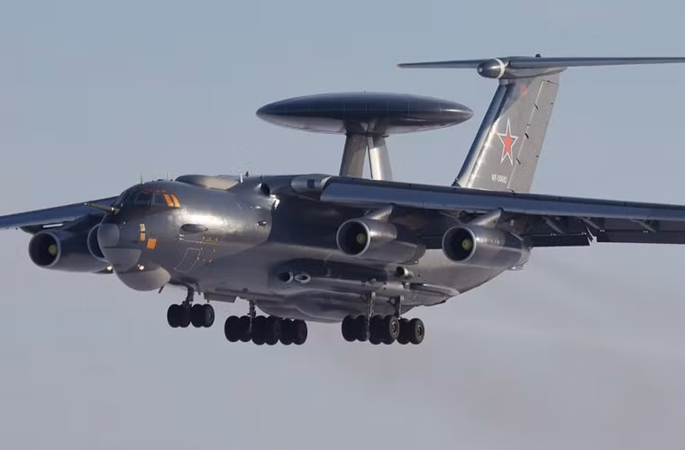 Đường kính anten hình đĩa trên lưng lên tới 9m.