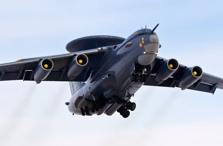 Ngoài ra, vấn đề bảo đảm sinh hoạt cho phi hành đoàn cùng đội kĩ thuật viên radar cũng tốt hơn khi được bố trí khu vực nghỉ ngơi, toilet cho những chuyến bay dài.