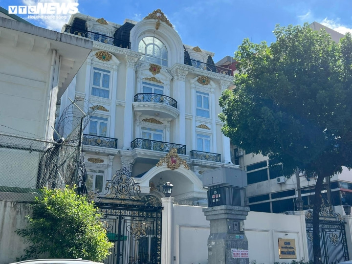 Toàn cảnh căn biệt thự Hằng Hữu. Từ ngoài nhìn vào, căn biệt thự vô cùng nổi bật giữa khu phố sầm uất bậc nhất Sài Gòn. (Ảnh: Hoàng Thọ)