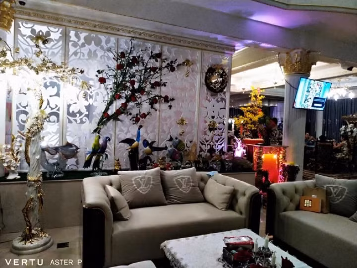 Sàn nhà, tường nhà, trần nhà cho đến những chỉ tường, len tường được tạo đểm nhấn bằng những nét điêu khắc độc đáo. (Ảnh: FBNV)