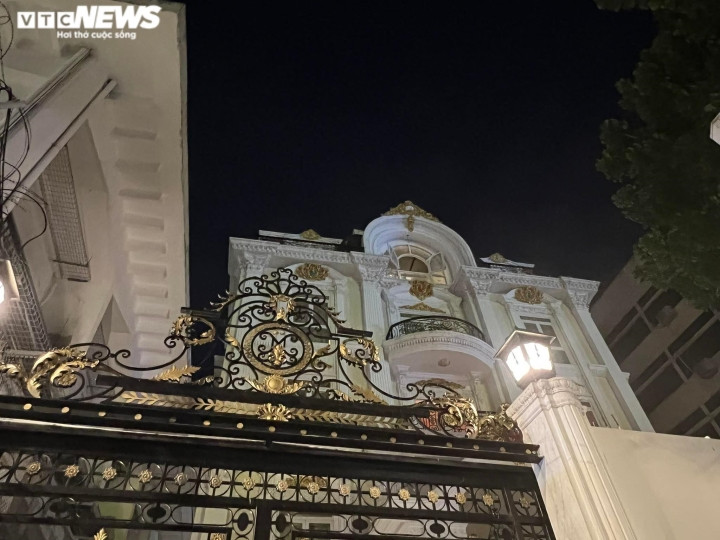 Căn biệt thự có 6 tầng, được thiết kế hoành tráng với hai cổng lớn dẫn vào bên trong. (Ảnh: Hoàng Thọ)