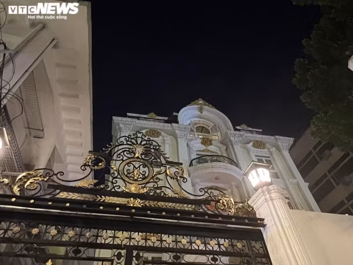 Căn biệt thự có 6 tầng, được thiết kế hoành tráng với hai cổng lớn dẫn vào bên trong. (Ảnh: Hoàng Thọ)