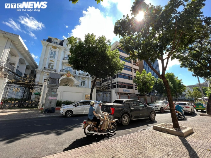 Tòa biệt thự có tổng diện tích 2.400m2, mang kiến trúc khác biệt, nổi bật với các chi tiết ngoại thất cầu kỳ và cổng chào mạ vàng sang trọng. (Ảnh: Hoàng Thọ)