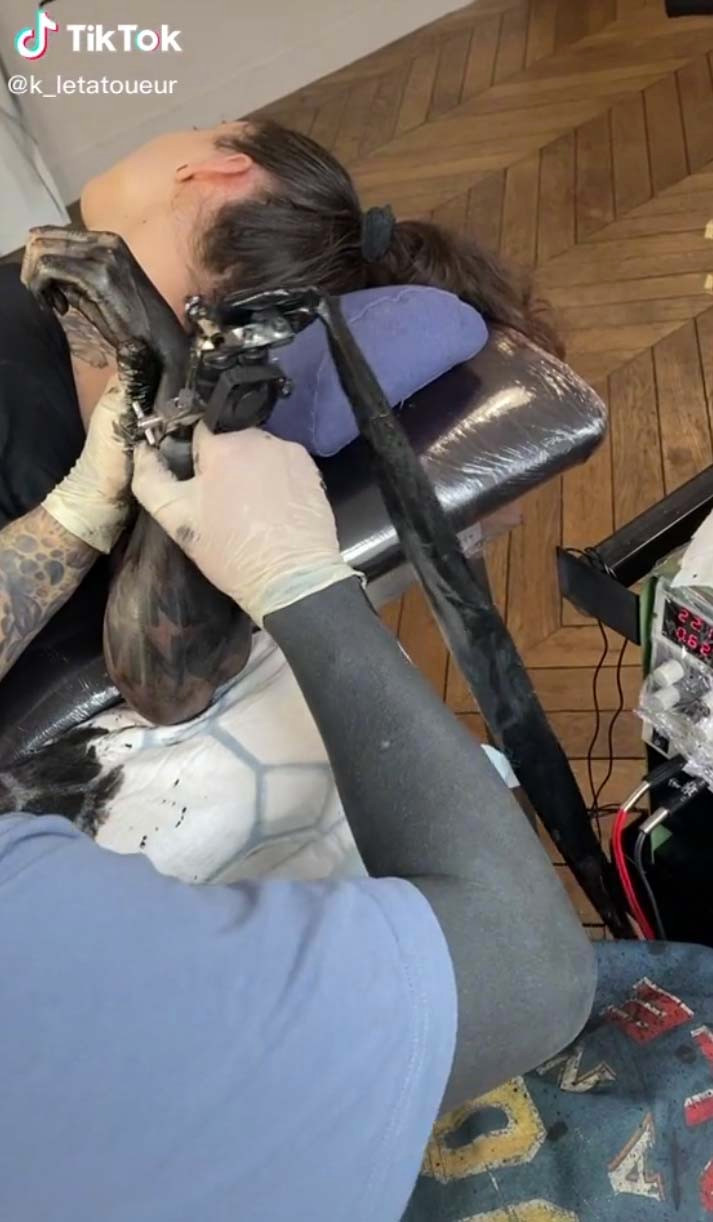 Clip: Bi am anh boi nhung hinh xam, co gai danh muc den ca canh tay