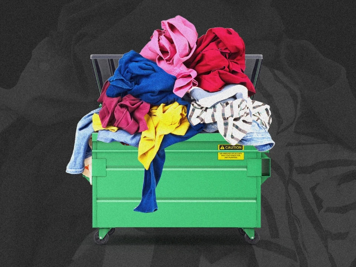 Quần áo cũ không dùng đến nữa có thể lựa ra những bộ lành lặn đem cho hoặc làm từ thiện sẽ tốt hơn so với việc chất đống ở trong nhà.