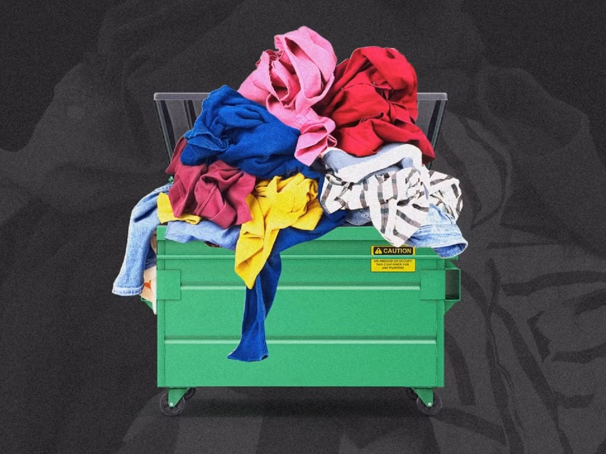 Quần áo cũ không dùng đến nữa có thể lựa ra những bộ lành lặn đem cho hoặc làm từ thiện sẽ tốt hơn so với việc chất đống ở trong nhà.