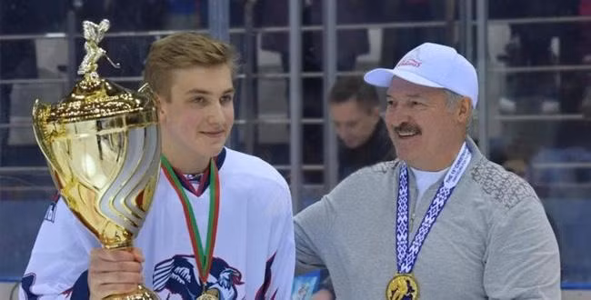 Soái ca hot nhất TikTok lúc này: Con trai Tổng thống, tài năng đỉnh cao - Hình 9 Soai ca hot nhat TikTok luc nay: Con trai Tong thong, tai nang dinh cao-Hinh-9