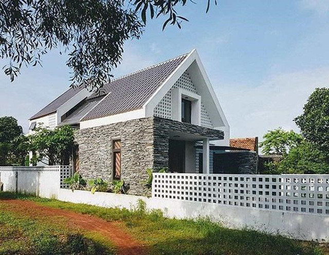 Từ cách sử dụng vật liệu, hình khối của mẫu nhà này đều cho thấy sự vững chãi, chắc chắn. Gam màu xám kết hợp với trắng mang lại vẻ đẹp hiện đại, sang trọng