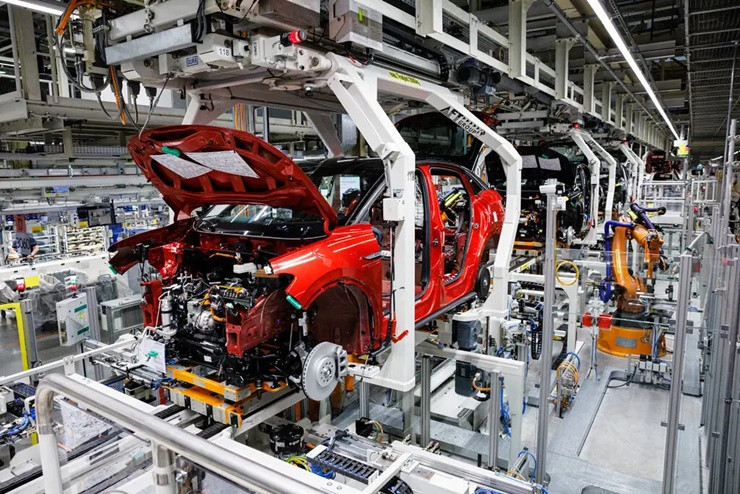 Trong mỗi chiếc ô tô có khoảng 5km dây điện đủ loại. Nó có tác dụng khởi động xe, lái bánh xe.