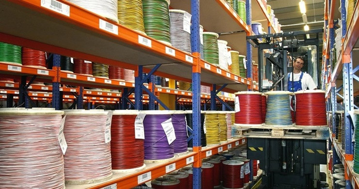 Tại Ukraine có gần 40 nhà máy sản xuất linh kiện cho xe hơi và hút nhiều lao động đặc biệt là nữ giới.