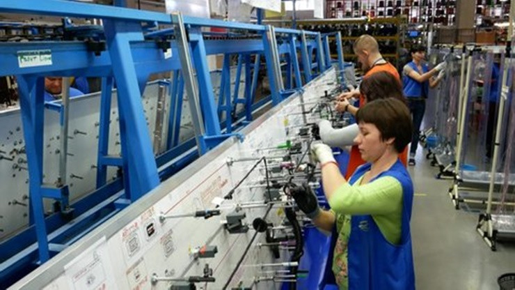 Hiện các hãng xe đang phải tìm các nhà cung cấp thay thế ở Đông Âu, Bắc Phi, Mexico và cả Trung Quốc.