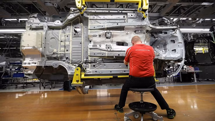 Khi chiến sự xảy ra, BMW và Volkswagen đã phải tạm dừng sản xuất do cơ sở sản xuất dây điện ở Ukraine bị ảnh hưởng.