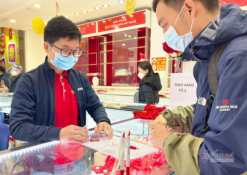 Gia vang hom nay 27/3: NATO them vu khi chong Nga, vang tang manh