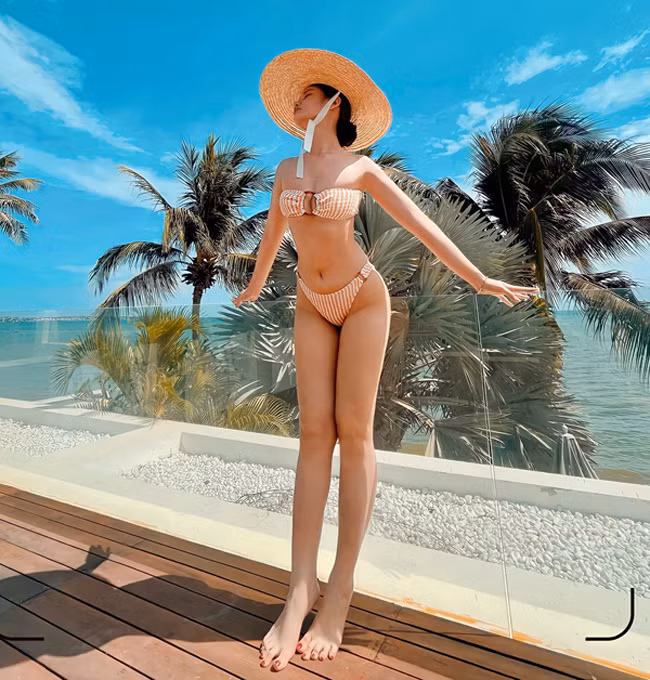 Tốt nghiệp đại học, cô nàng hướng mình theo con đường nghệ thuật.