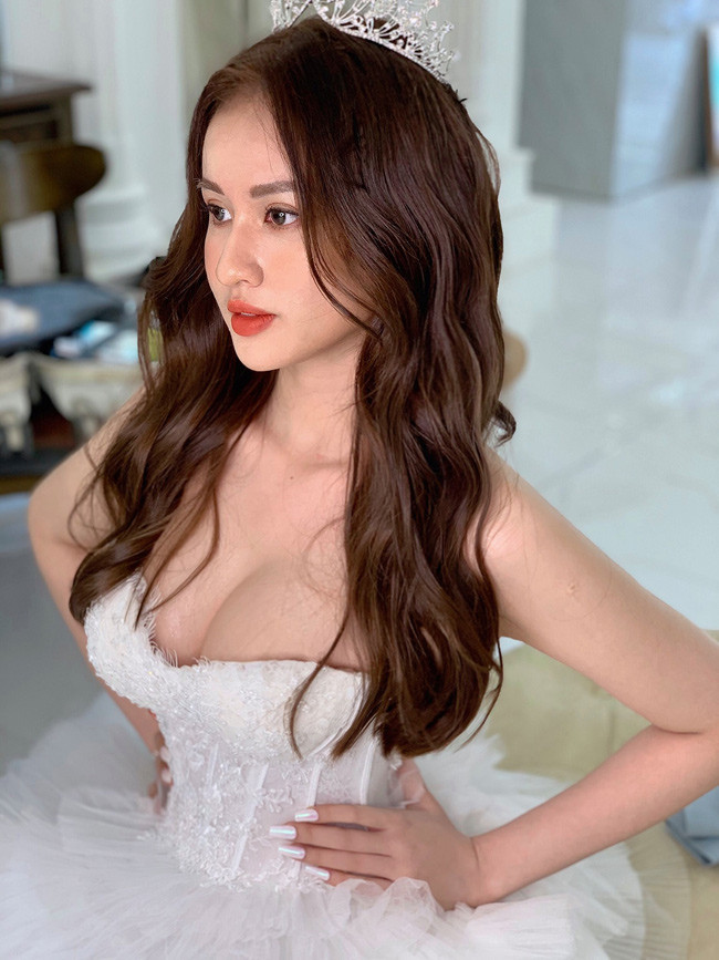 "Trước đó, mình từng tốt nghiệp cử nhân chuyên ngành Ngôn ngữ Anh - Nhật. Thực ra, những kiến thức học đường trong trường cũng giúp ích rất nhiều cho mình trong con đường gây dựng sự nghiệp", Yến chia sẻ.