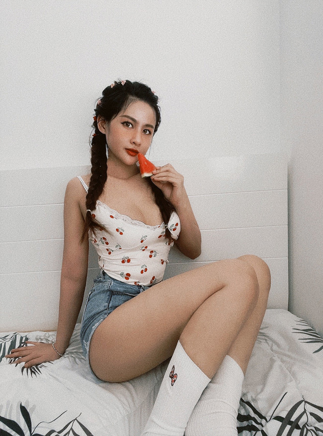 Là hoa khôi của một ngôi trường có nhiều nữ sinh xinh đẹp, tài năng, Nguyễn Yến trở thành cái tên nổi bật trên mạng xã hội.