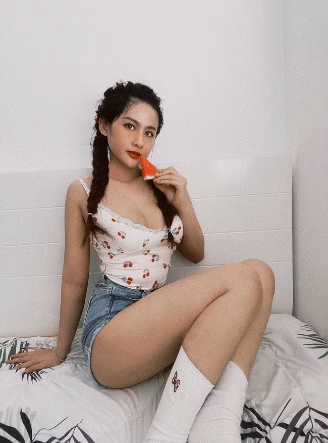 Là hoa khôi của một ngôi trường có nhiều nữ sinh xinh đẹp, tài năng, Nguyễn Yến trở thành cái tên nổi bật trên mạng xã hội.