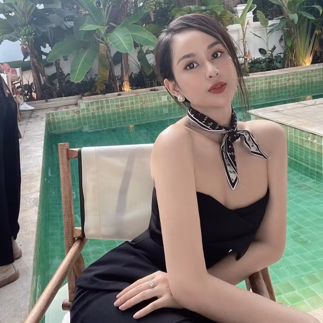 Gương mặt khả ái, đường nét sắc sảo, cô nàng cuốn hút ở mọi góc nhìn.