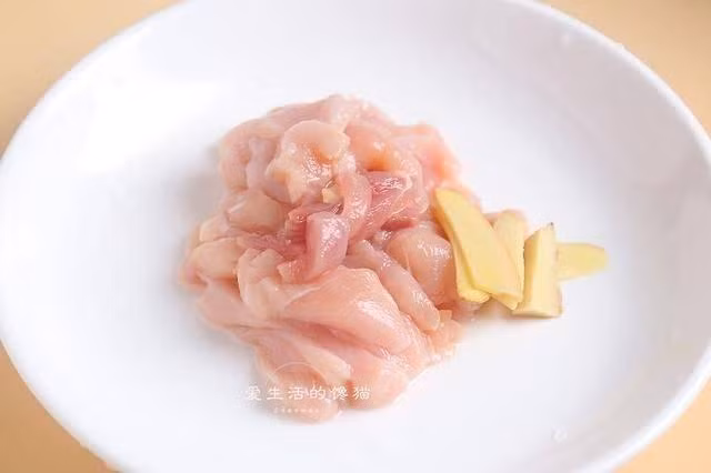 Loại lá nhiều người không dám ăn, nấu với ức gà thành món đại bổ Loai la nhieu nguoi khong dam an, nau voi uc ga thanh mon dai bo