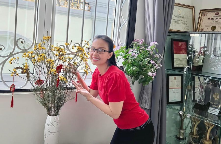 Gu thời trang ngày càng trái ngược của ba cặp chị em hot nhất nhì showbiz Việt - Hình 12 Gu thoi trang ngay cang trai nguoc cua ba cap chi em hot nhat nhi showbiz Viet-Hinh-12